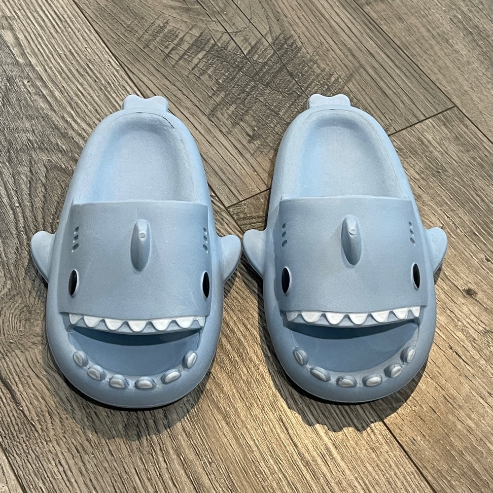 Chedoir Shark Cloud Slides Kids Blue Size 10.5-11C (190MM)